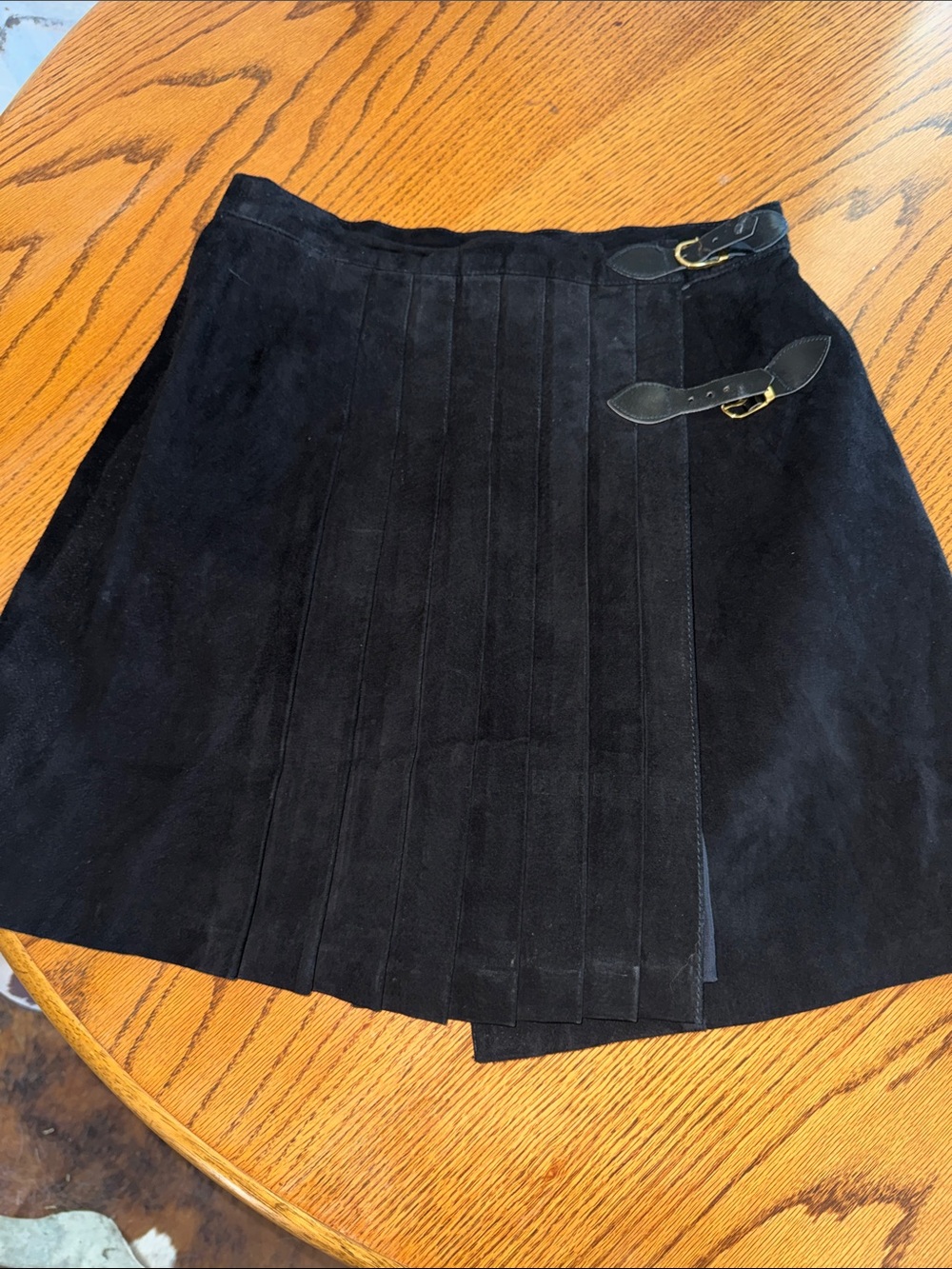 Vintage Cedars 100% leather skirt with buckles